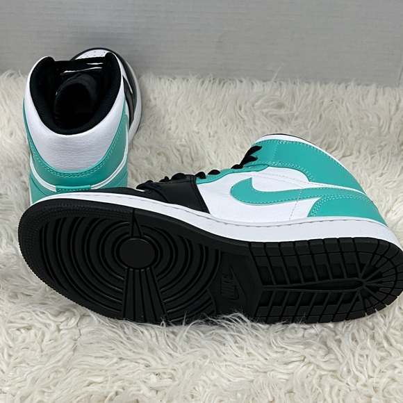 Air Jordan 1 Mid, Tropical Twist - Picture 2 of 11